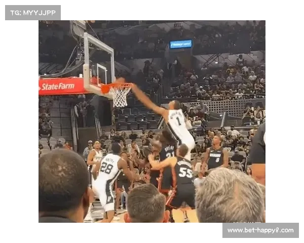 文班亚马奉献炸裂隔扣，马刺主场气氛达到高潮