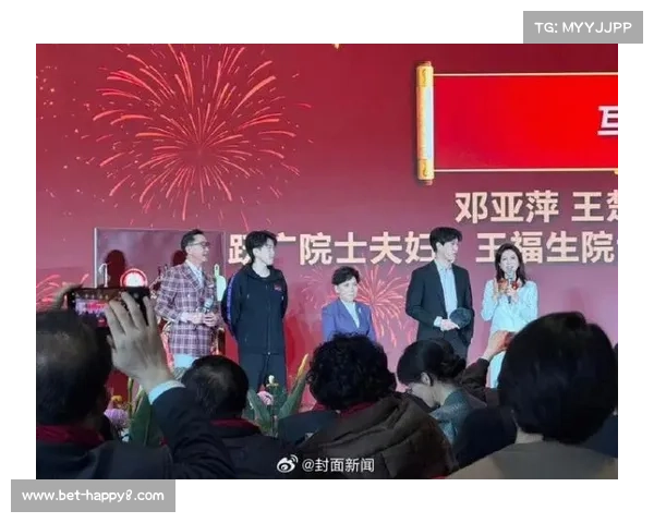 邓亚萍出席联谊活动，与王楚钦、吴刚夫妇进行乒乓球互动